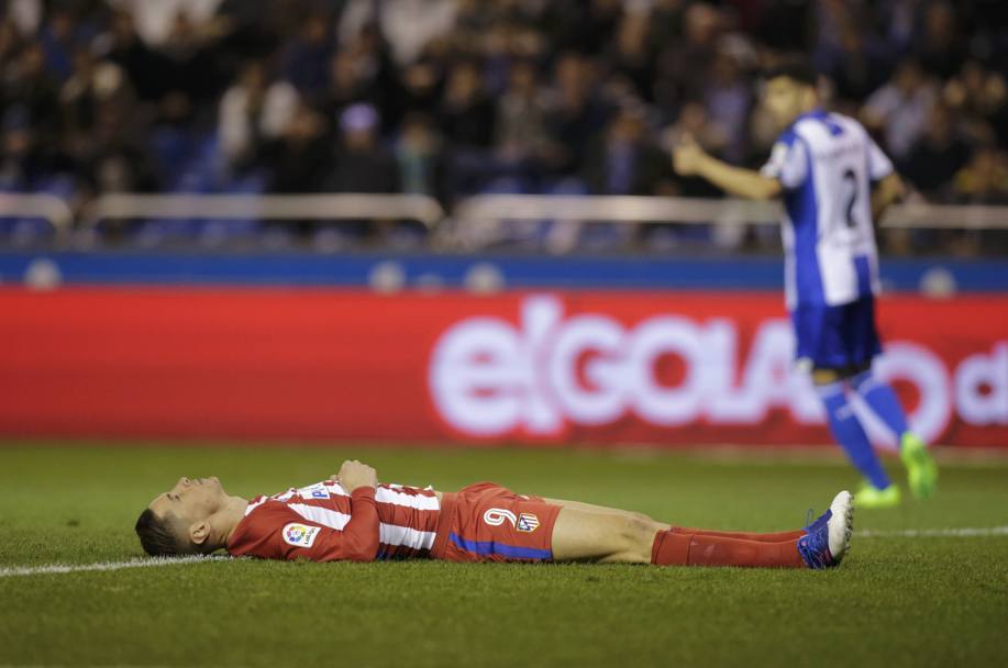 E&#39; l&#39;85&#39; di Deportivo-Atletico Madrid: dopo un contrasto aereo con Bergantios, Fernando Torres sbatte violentemente la testa contro il terreno di gioco e sviene. Reuters